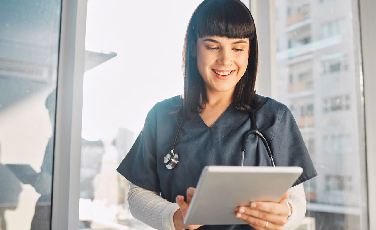 doctor_using_tablet_device